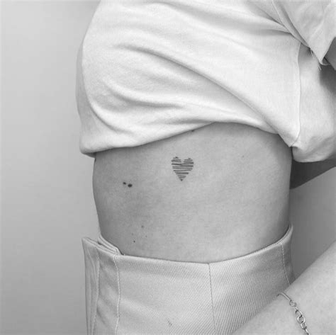 tatuajes de pecho mujer|150 Tatuajes inéditos en el pecho para mujeres y。